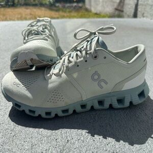 On Cloud 5 Women Running Shoes, 9/10 Condition